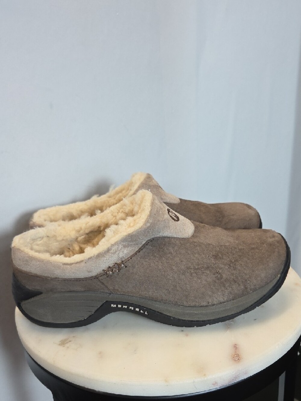Merrell Taupe Suede Slip-On Clogs with Cream Fleece Lining Size 8 - Picture 3 of 8
